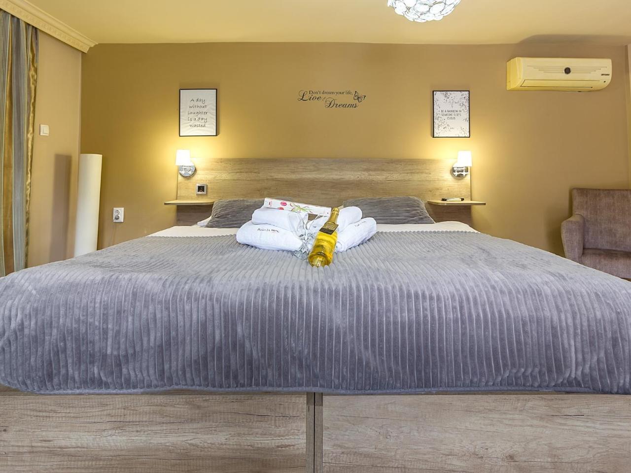 Plaza La - Night And Spa Sremska Mitrovica Eksteriør billede